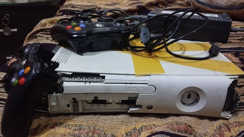 Xbox 360 (300 GB) Only Casing Cover Damage 8