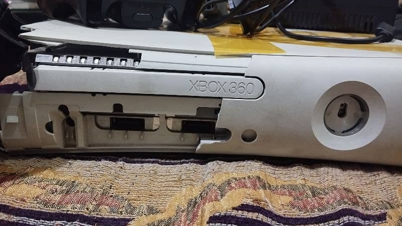 Xbox 360 (300 GB) Only Casing Cover Damage 12