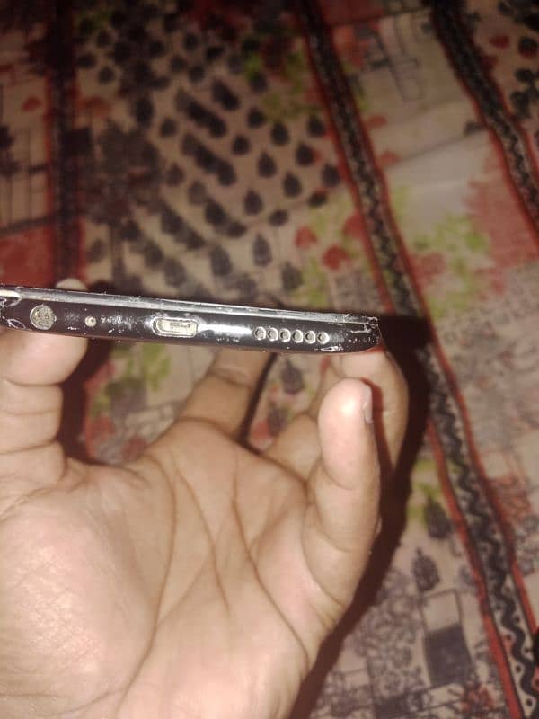 Assalam Alekum  I'm Selling my one Hand Faimly Use Set Vivo Y81i. 4