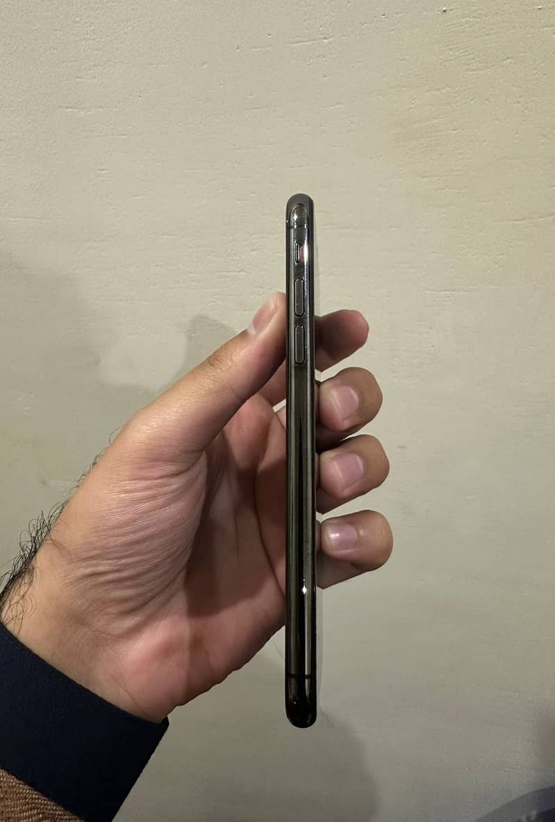 iPhone xs PTA approved (physical-esim) Black colour  10/10 condition 5