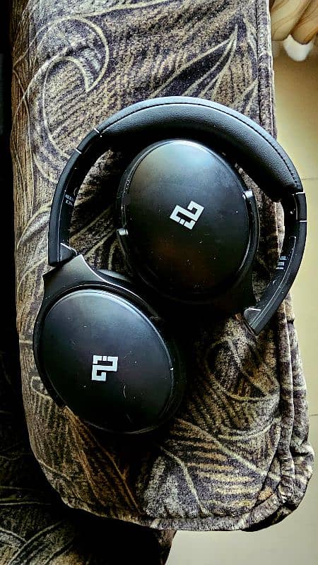 Bluetooth headphones active noise cancellation 0