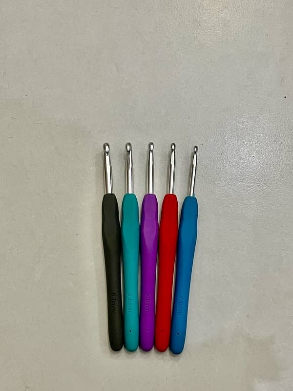 Ergonomic Crochet hooks 4mm, 4.5mm, 5mm, 5.5mm and 6mm. 1