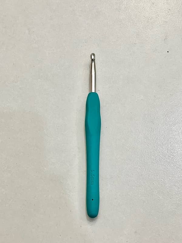 Ergonomic Crochet hooks 4mm, 4.5mm, 5mm, 5.5mm and 6mm. 4