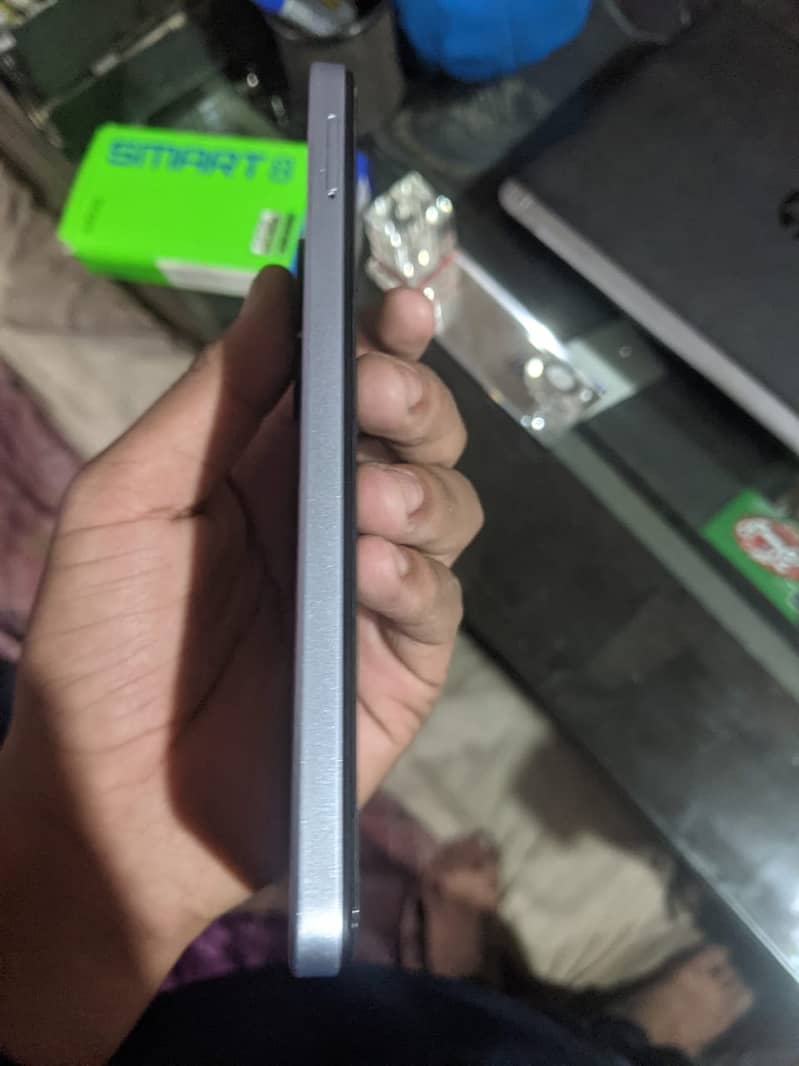 Infinix smart 8, 8/64 gb 3, only months used 1