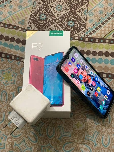 Oppo f9 4/64 With box and original VOC charger 0