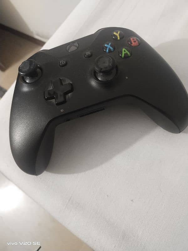 Xbox One X (Used like new) 7