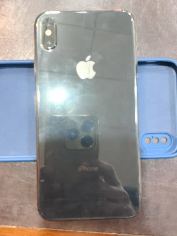 Iphone xs max 64GB Condition 10 by 10 2