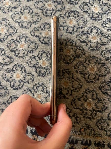 iphone 11 pro in excellent condition and gold colour 4