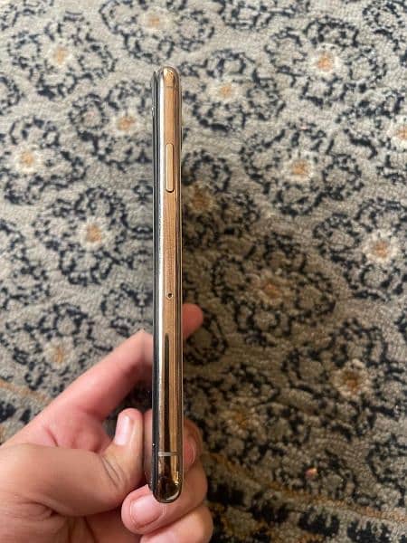 iphone 11 pro in excellent condition and gold colour 5