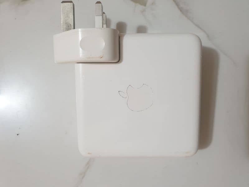 Apple MacBook charger 0