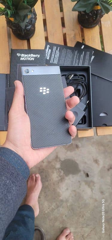 BlackBerry motion in lush condition (pta official approved ) with box 8