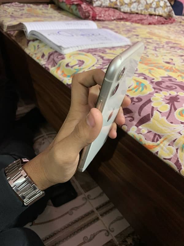 Iphone 11 FU non pta White colour with box 1