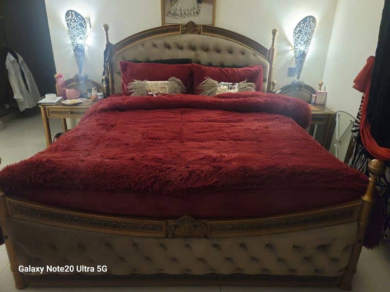 Double bed king size with side tables, coffee table, dressing table 3