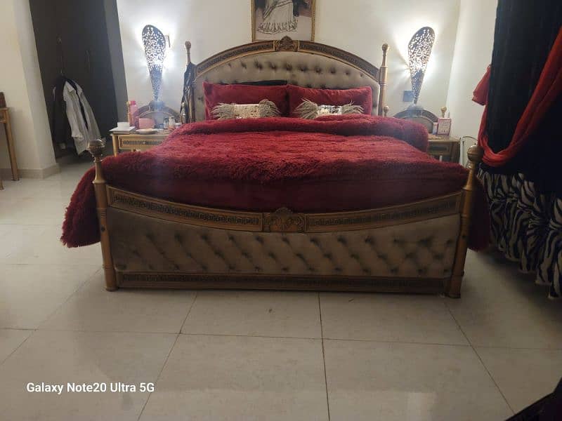 Double bed king size with side tables, coffee table, dressing table 4