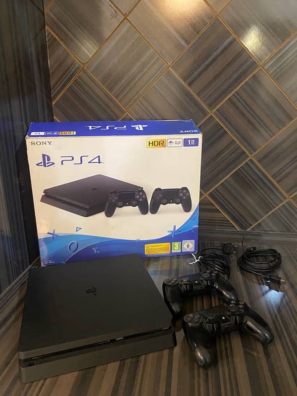 PS4 SLIM 1Tb TWO ORIGINAL CONTROLLERS 0