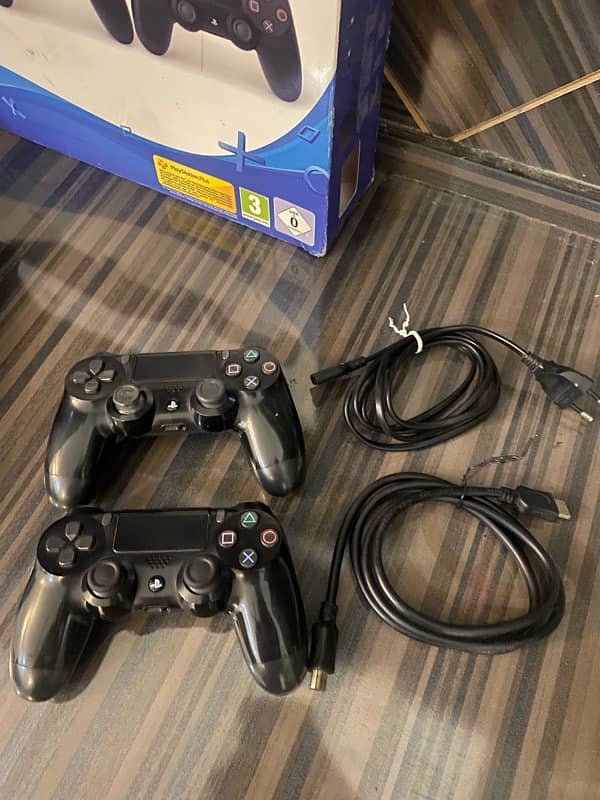 PS4 SLIM 1Tb TWO ORIGINAL CONTROLLERS 2