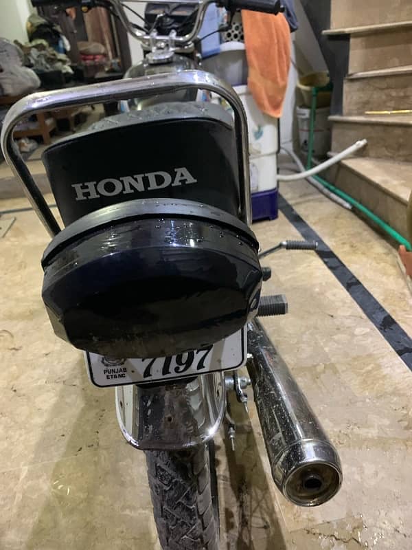 Honda 125 A to Z Tayar krwaya hua hy 2