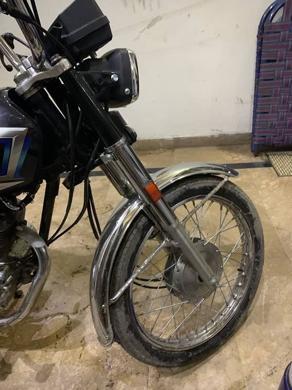 Honda 125 A to Z Tayar krwaya hua hy 9