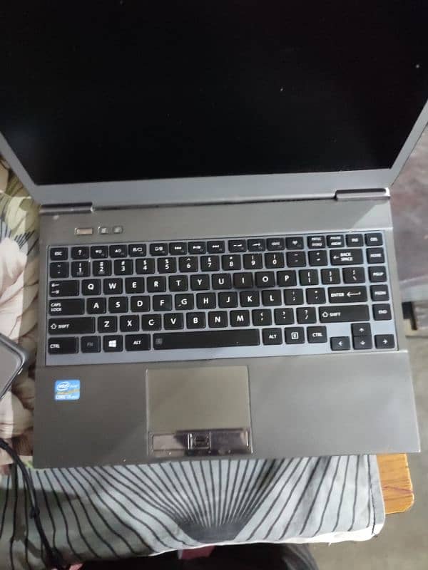 laptop/ Toshiba laptop i5 3rd gen / 6/256. without battery 1