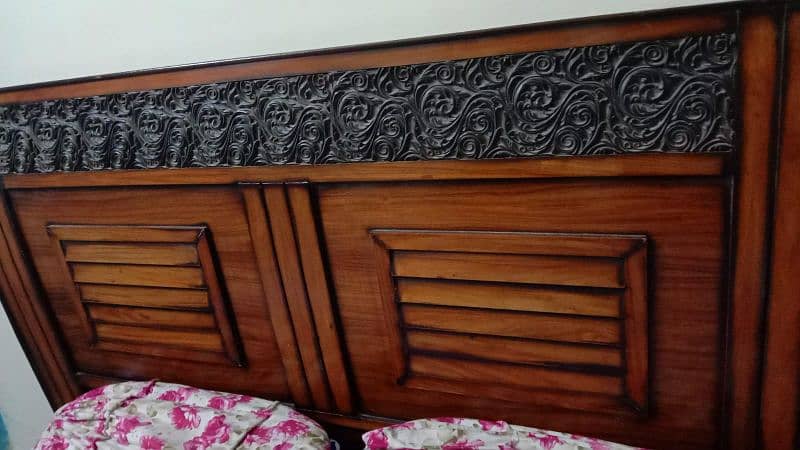 WOODEN KING SIZE BED WITH TWO SIDE TABLES AND ONE DRESSING TABLE 0