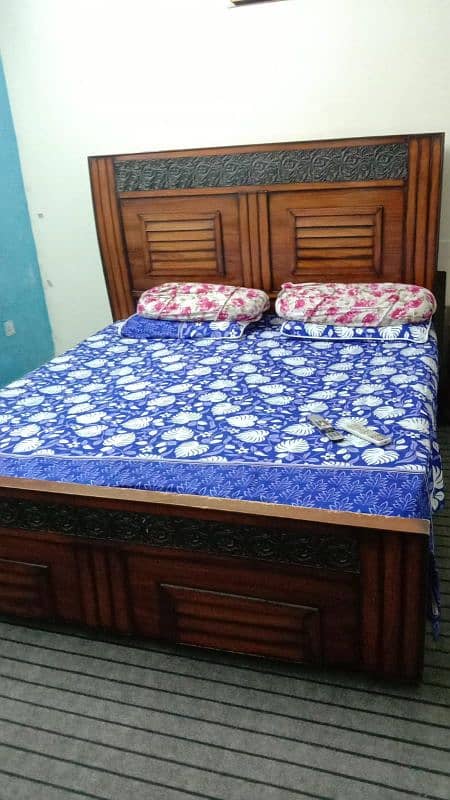 WOODEN KING SIZE BED WITH TWO SIDE TABLES AND ONE DRESSING TABLE 1