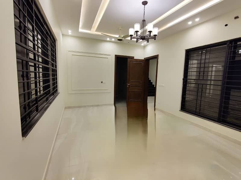 1 Kanal Luxury Out Class Upper Portion For Rent In DHA Phase 1,Block E, Lahore. 2