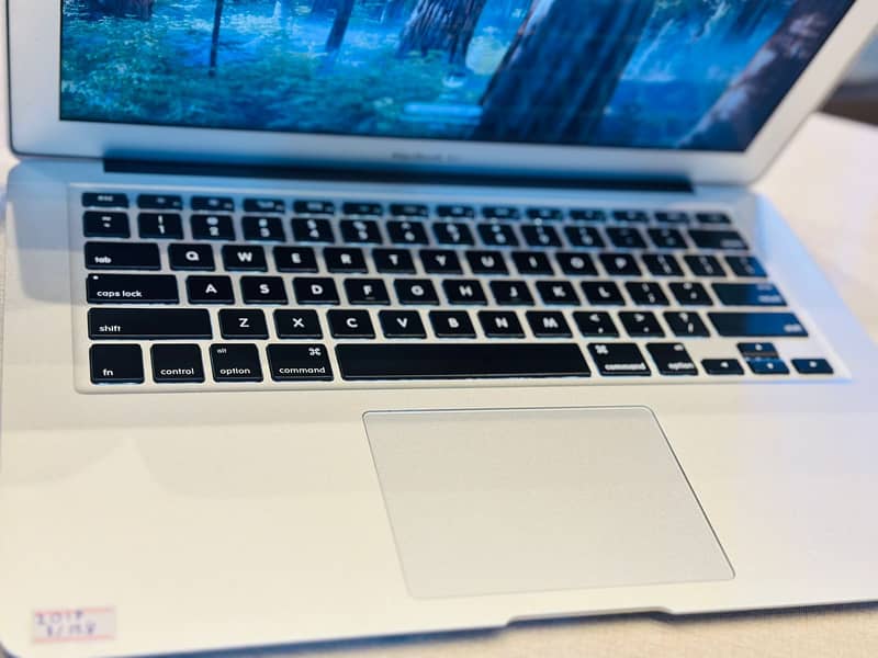 MacBook Air 2017 - Sleek and Lightweight Performance 3