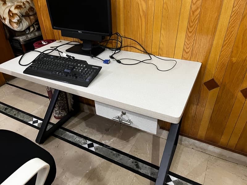 office table / gaming desk 0