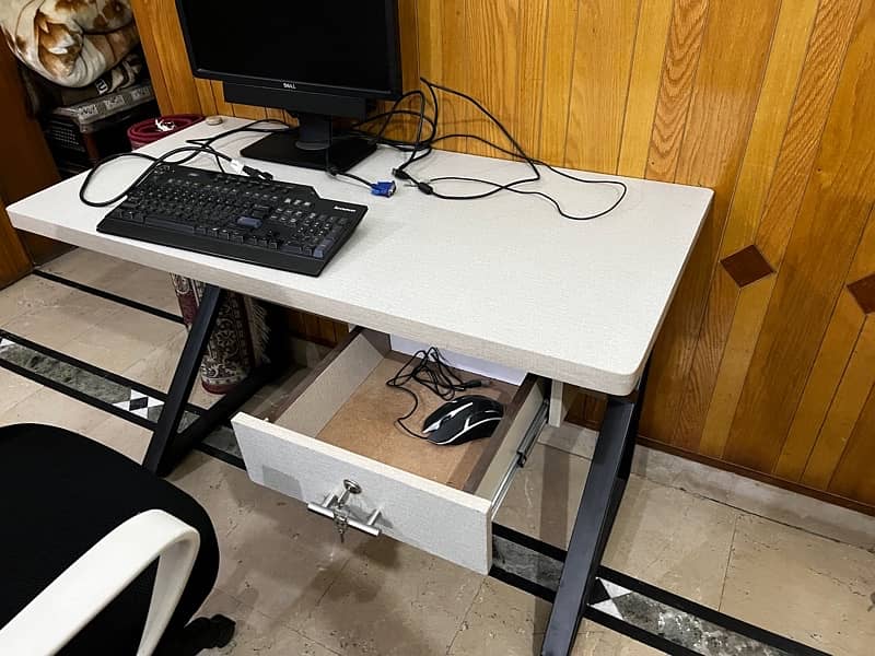 office table / gaming desk 1