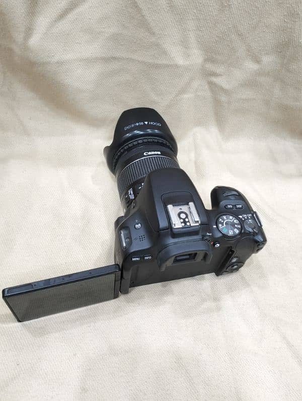 Canon EOS 200D 10/9.9 condition with box & charger 7