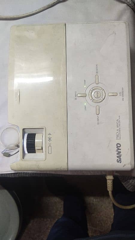 Sanyo projector with screen full size 1