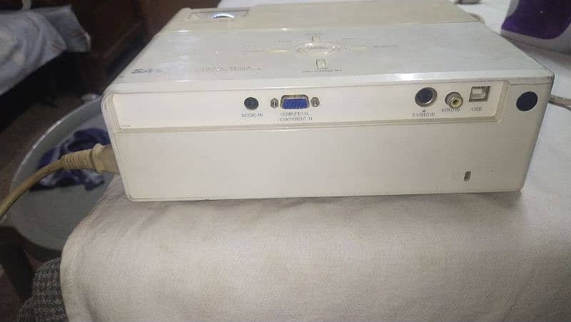 Sanyo projector with screen full size 2