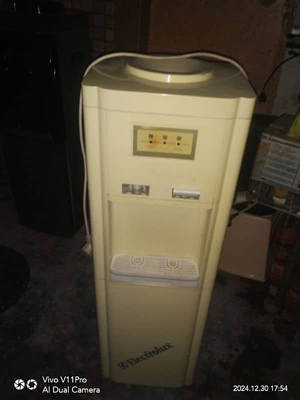 urgent sale water dispenser 0