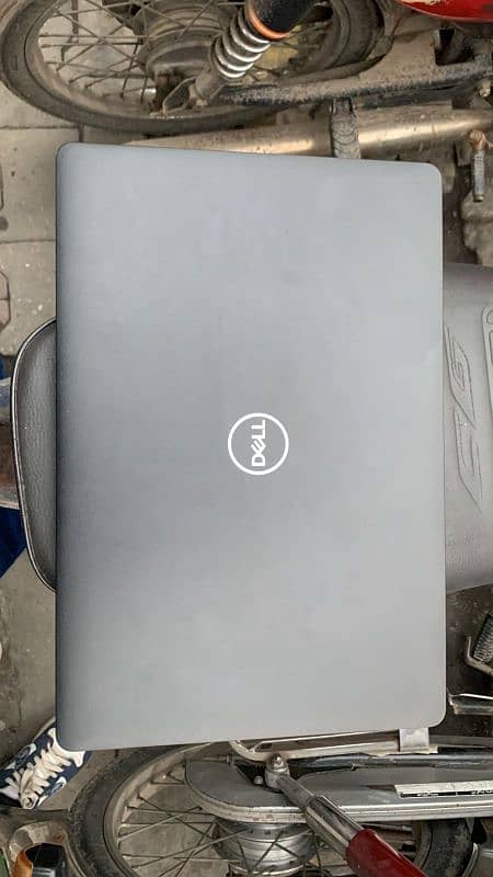 Dell Latitude 3580 0