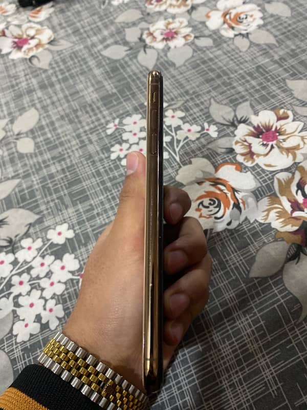 Iphone xsmax Gold 3