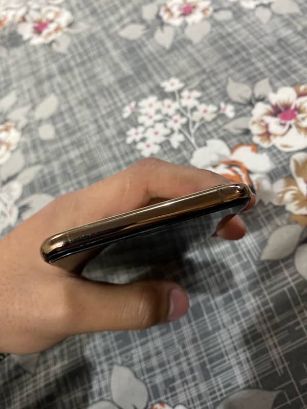 Iphone xsmax Gold 4