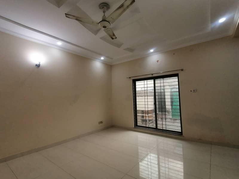 DHA 1 Kanal Very Stylish Upper Potion For Rent In Phase 4 3