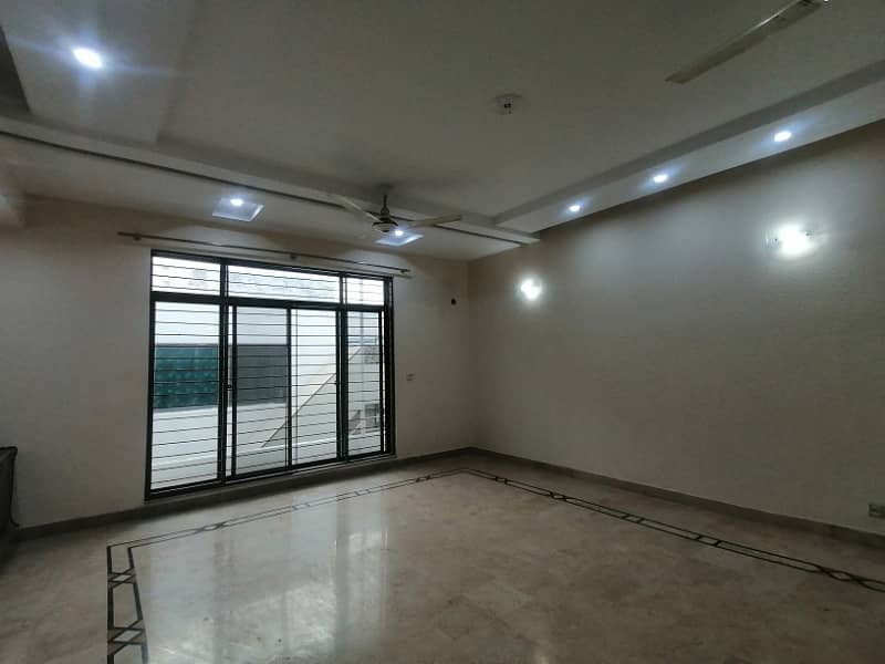 DHA 1 Kanal Very Stylish Upper Potion For Rent In Phase 4 18