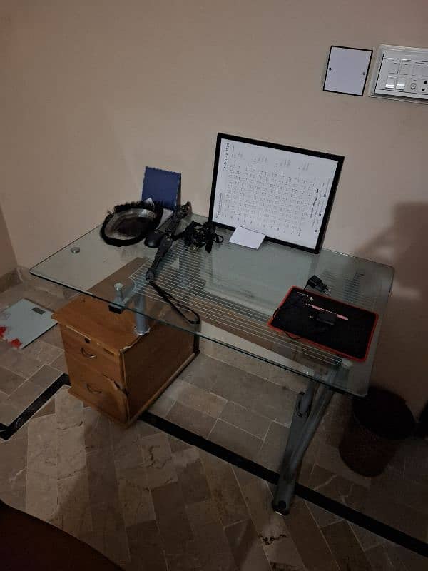 glass table computer 0