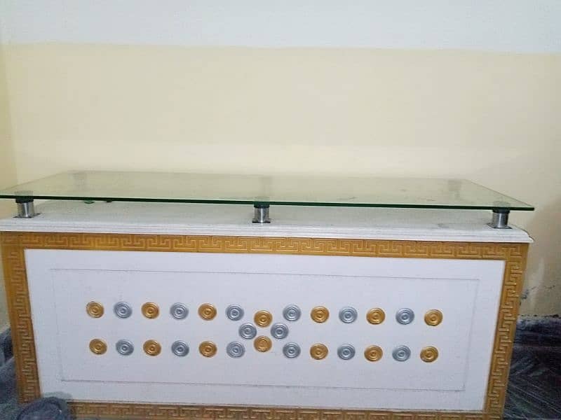 2 counter avaiable for shop with solid glass 1