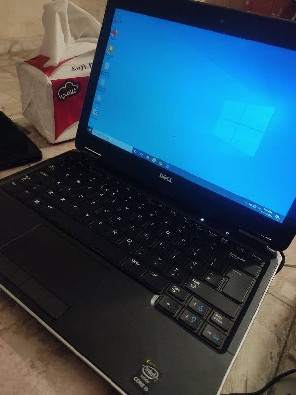 Laptop with original charger 4