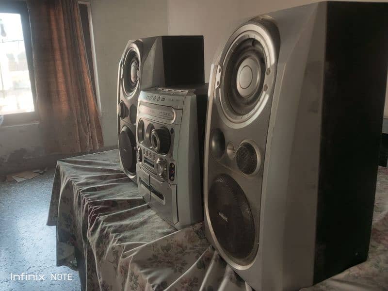 PHILIPS sound system. Amplifier+ 2 speakers 1