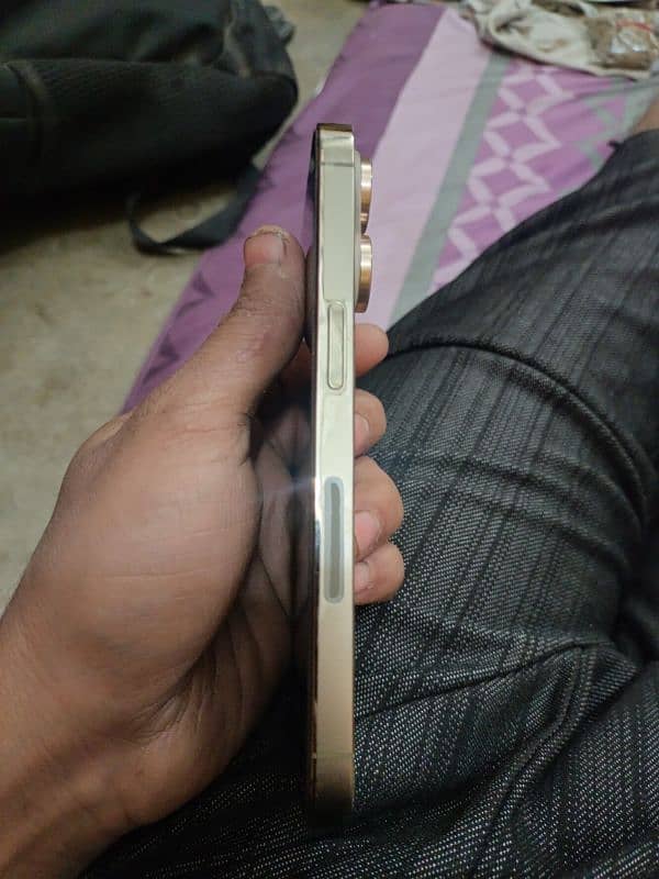 i phone 14pro . . . 128gb. . jv. 10. candishion box sman sab kuch he 6