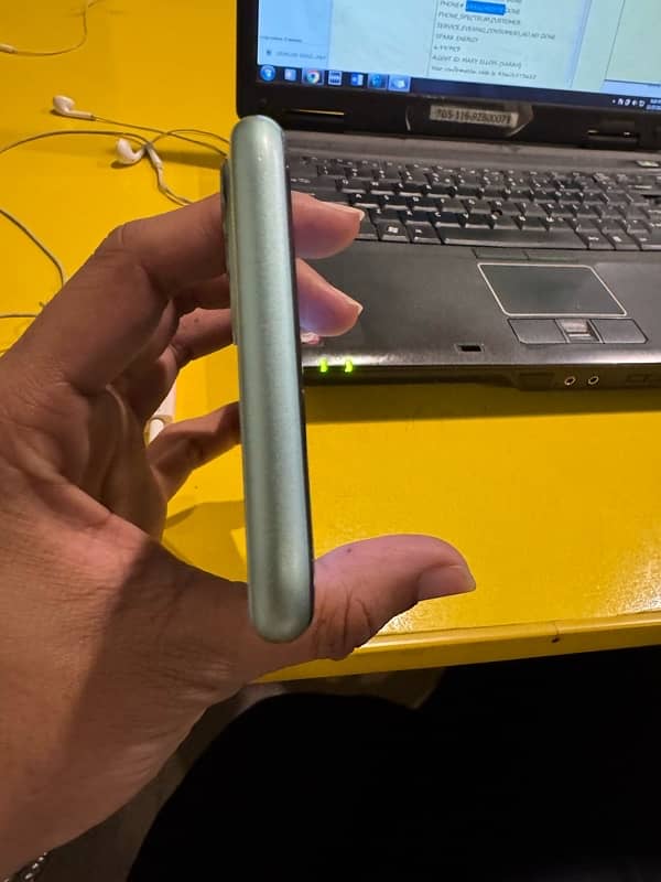 Iphone 11 64GB factory Unlocked 4