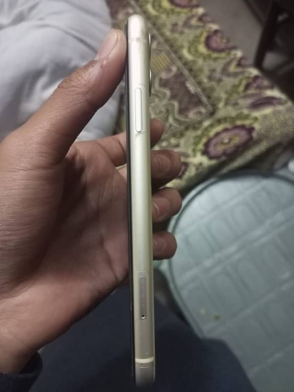 Iphone 11 64GB Factory Unlocked Non Pta 3