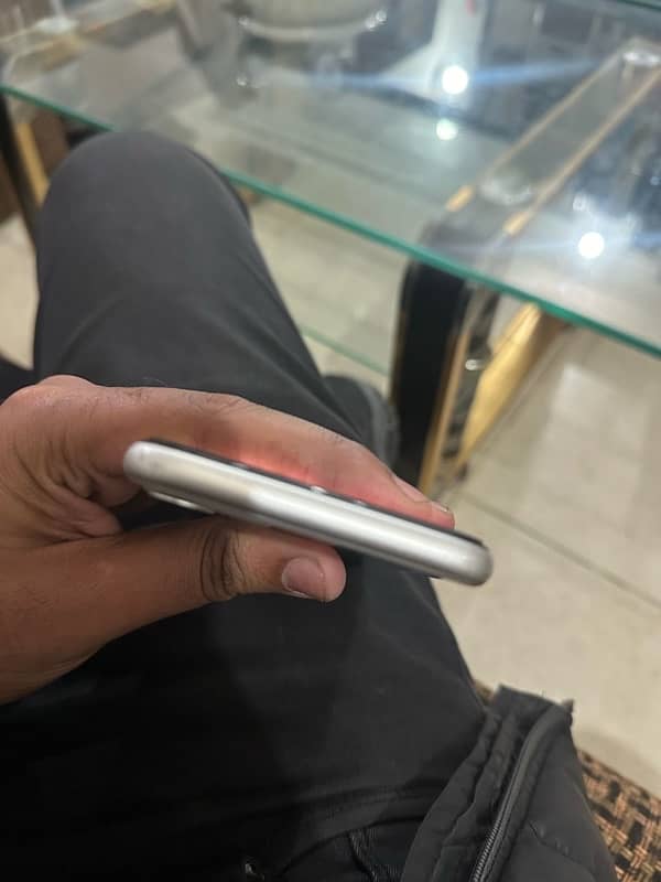 iPhone 11 64 GB factory unlock must read add 2