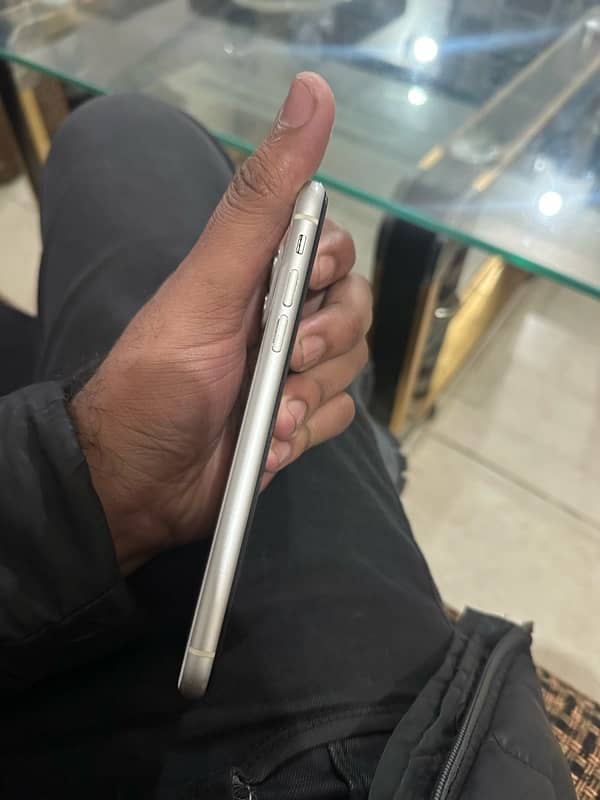 iPhone 11 64 GB factory unlock must read add 3