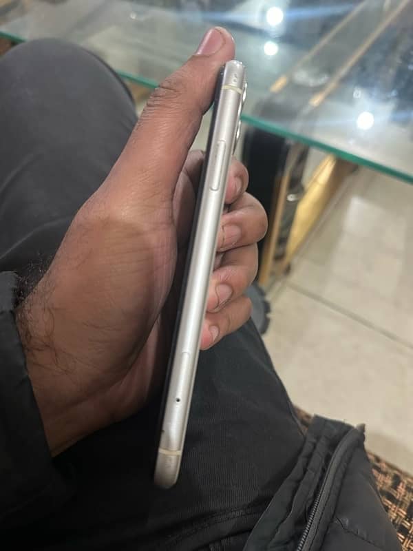 iPhone 11 64 GB factory unlock must read add 4