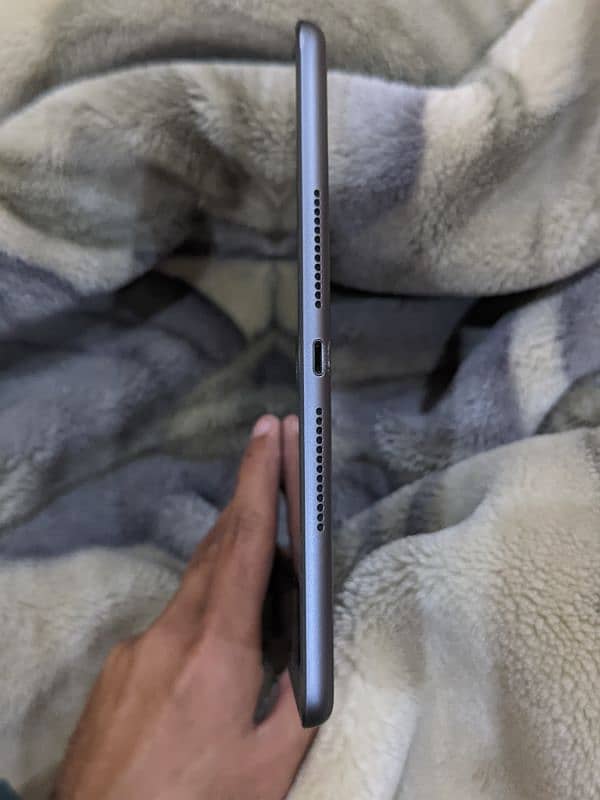 iPad 8 gen. 32 GB of storage 4