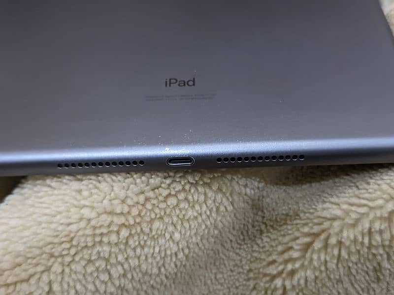 iPad 8 gen. 32 GB of storage 6